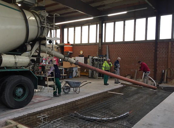 Der Beton fließt direkt aus dem Mischer in die Baugrube.